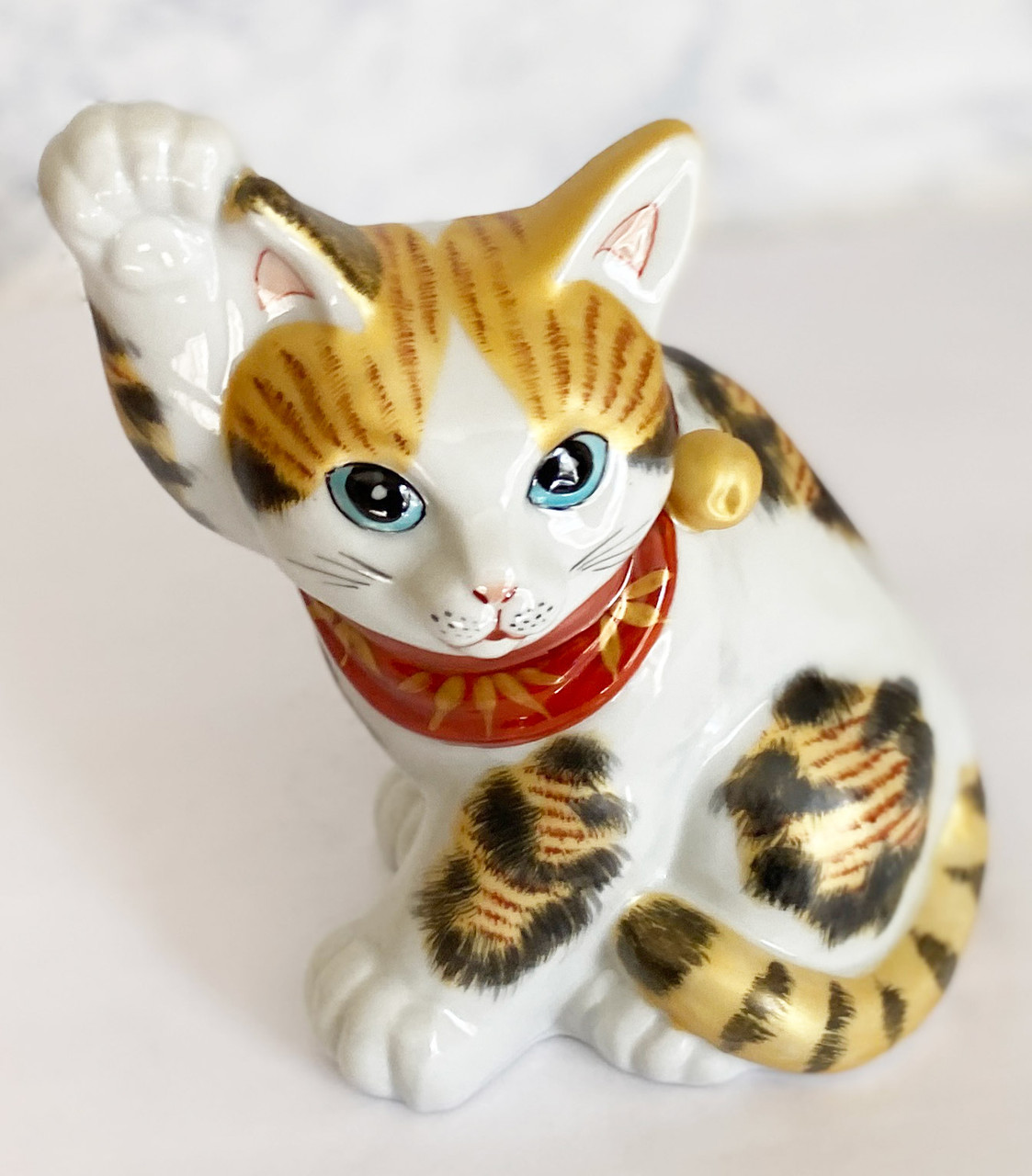 Maneki neko Kutani yaki ware Japanese lucky cat Sideways cat