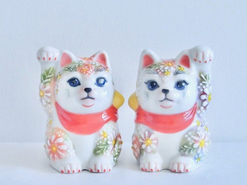 Kutani ware Maneki neko Pair Japanese Lucky cat Underglaze Icchin Floral 2.5'