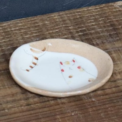 Shigaraki ware Japanese pottery small plate Kitty Cat motif Handpaint Japan