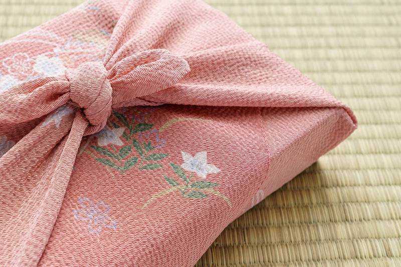 How to Choose a Meaningful Japanese Gift: A Guide to Occasions, Symbols, and Gift Etiquette