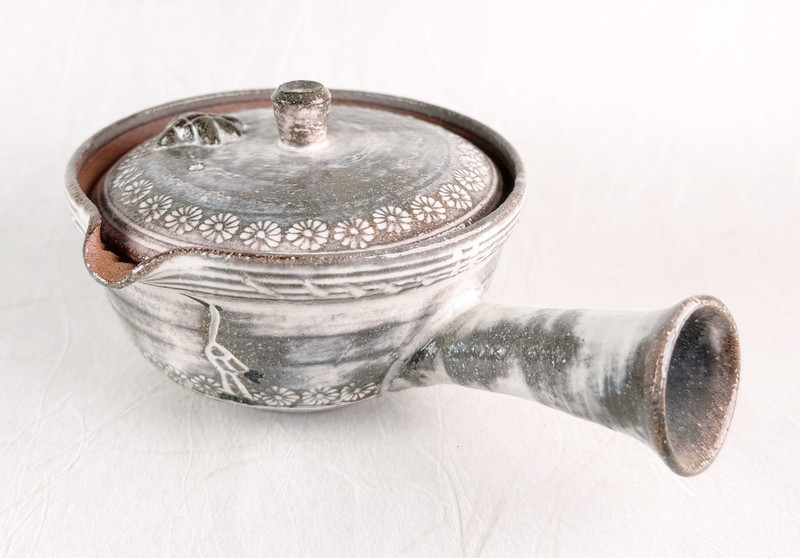 Japanese Tea Gifts: How to Choose Yunomi, Kyusu, and Matcha Bowls