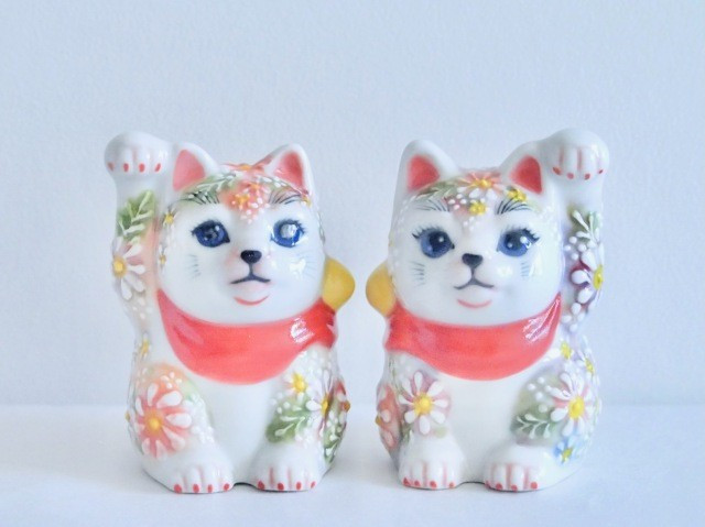 Kutani ware Maneki neko Pair Japanese Lucky cat Underglaze Icchin Floral 2.5'
