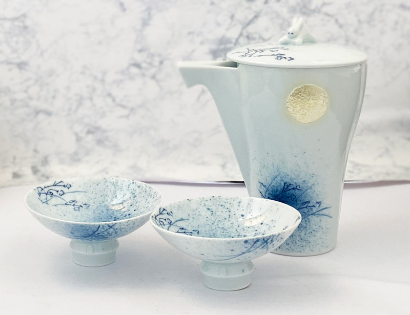 Arita yaki porcelain Sake Cup Bottle set Guinomi Tokkuri Cute Rabbit Motif Japan