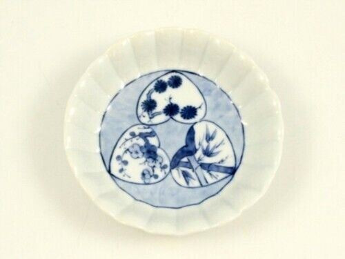 Arita yaki porcelain Japanese small plate Teshio-zara Sho chiku bai Kiku shape