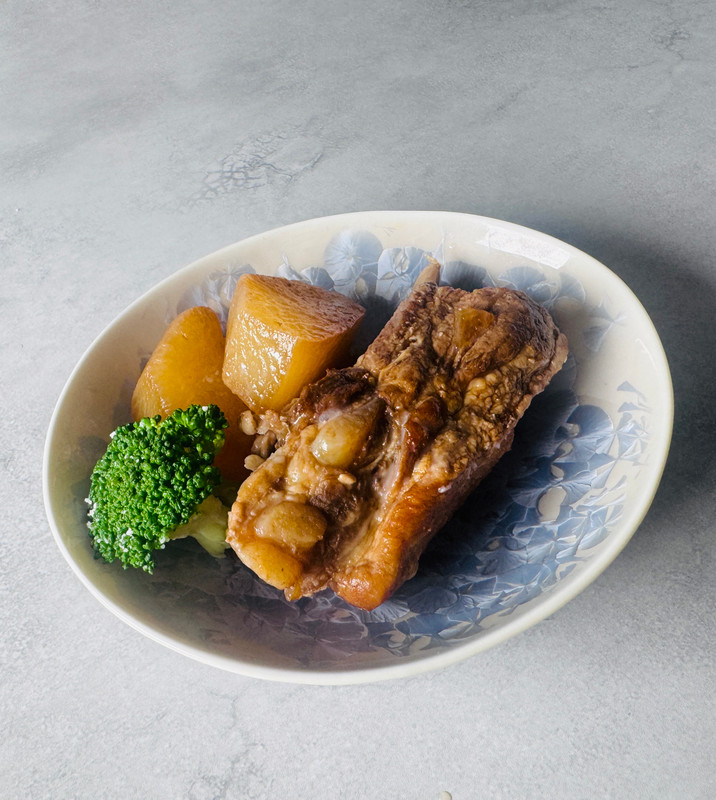 Braised Pork Spare Ribs with Daikon Radish　– A comforting dish served in a shimmering Kyoto ware bowl
