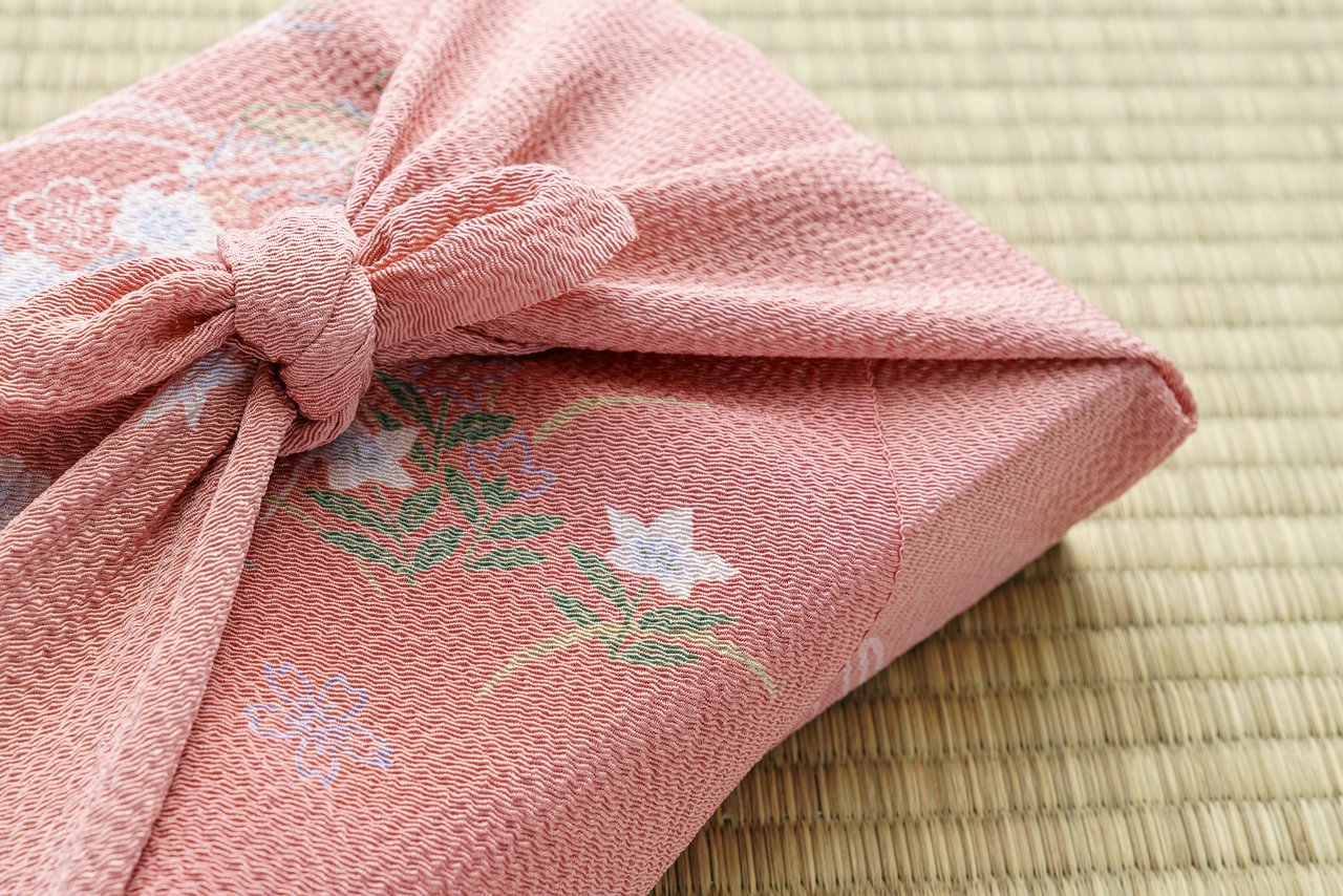 How to Choose a Meaningful Japanese Gift: A Guide to Occasions, Symbols, and Gift Etiquette