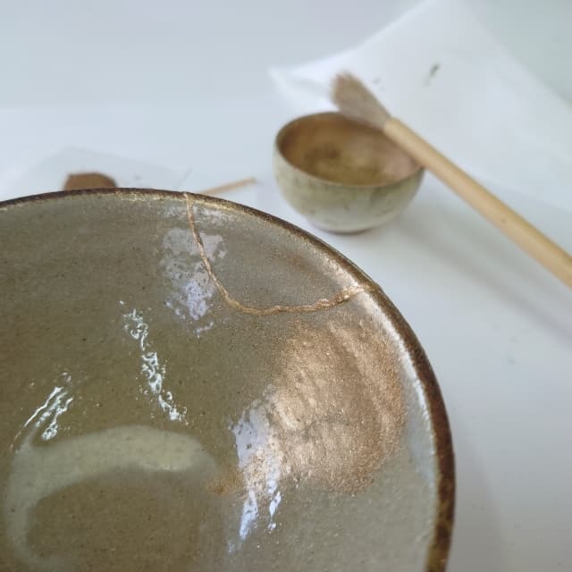 Kintsugi ceramic bowl with gold-repaired crack