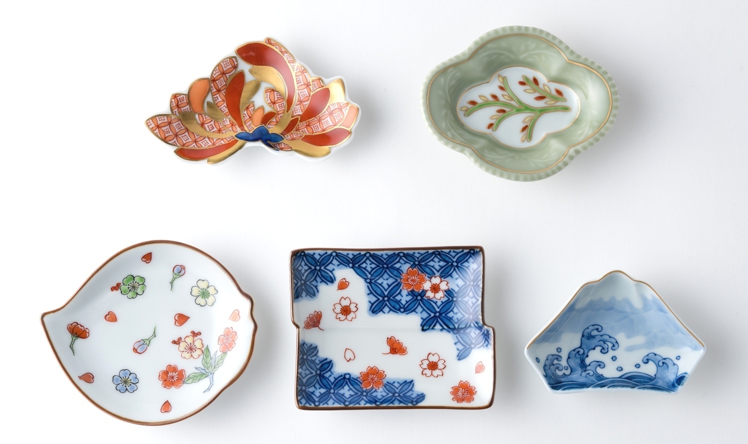 Arita-yaki Japanese porcelain small plates with classic overglaze designs