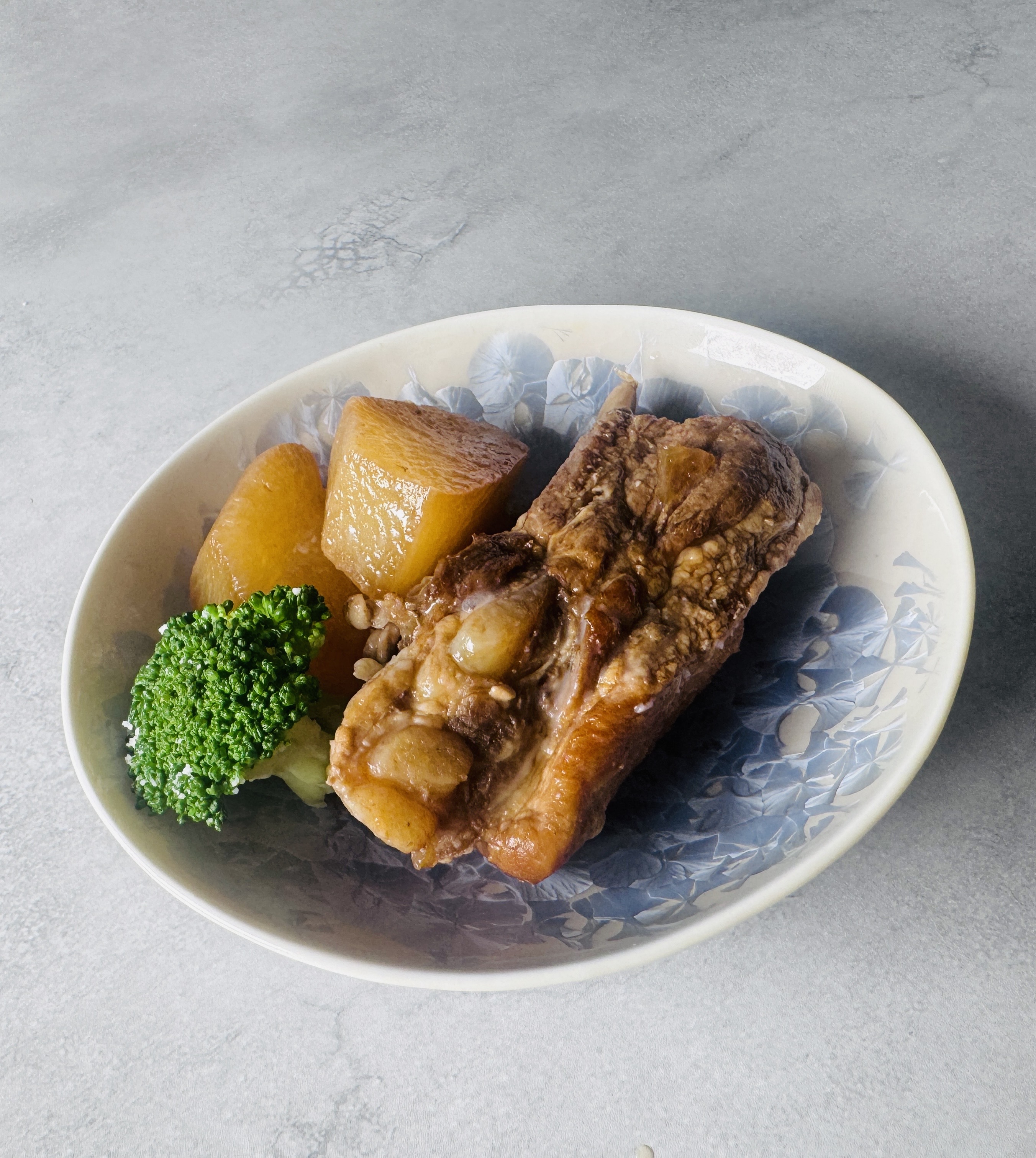 Braised Pork Spare Ribs with Daikon Radish　– A comforting dish served in a shimmering Kyoto ware bowl