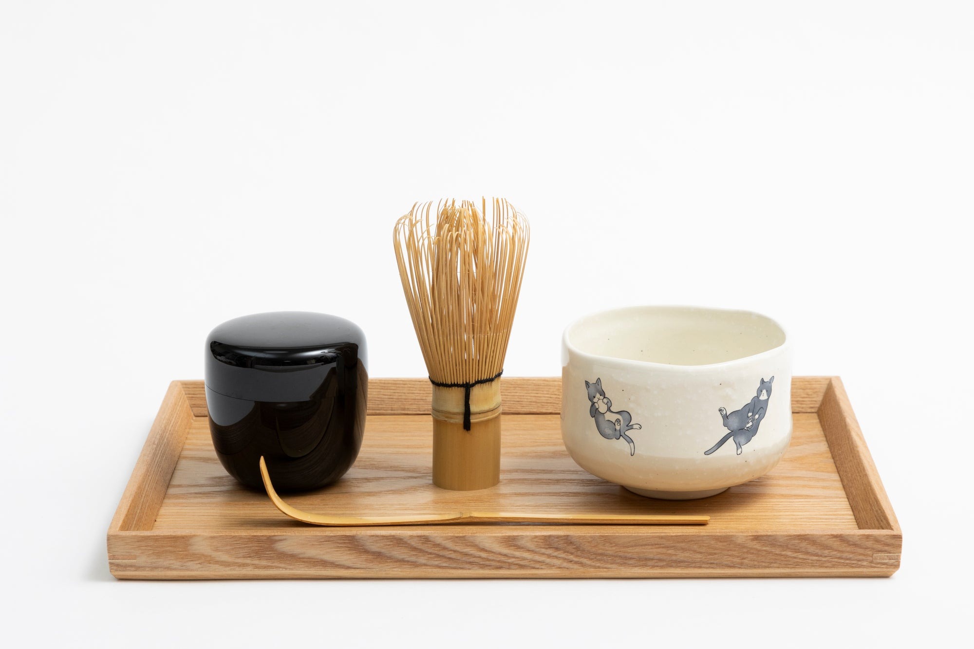 Calm & Beautiful: A Refined World of Cat-Motif Tableware for Grown-Ups