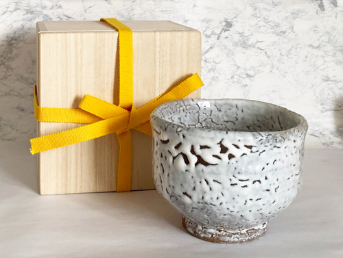 Hagi ware tea bowl in a white kairagi glaze, by Kunisuke