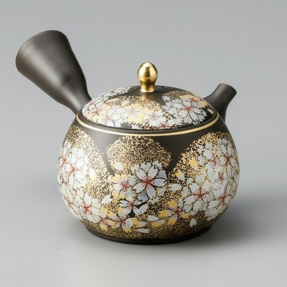 A Tokoname teapot made by Gyokko kiln and hand-painted by a Kutani ware artisan