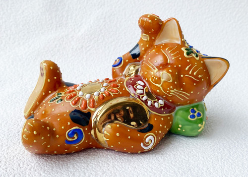 Kutani maneki neko, red, resting