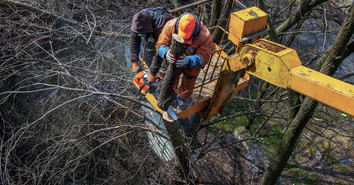 How To Maintain Proper Safety While Rigging in Low Light