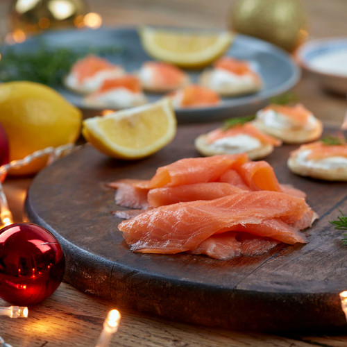 Delicious smoked salmon served with lemon wedges