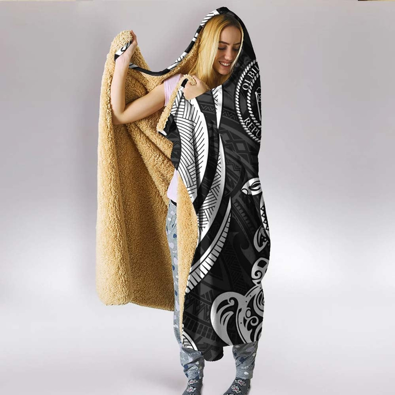 Palau Hooded Blanket - White Tentacle Turtle 2