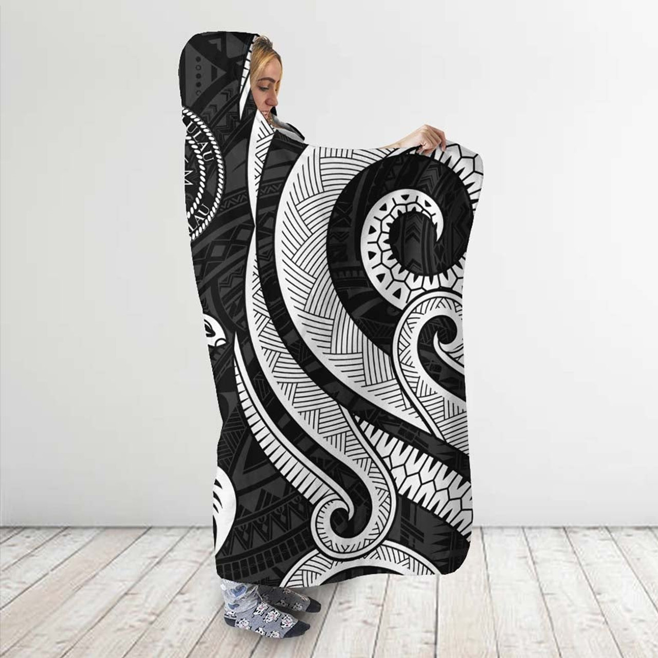 Palau Hooded Blanket - White Tentacle Turtle 3