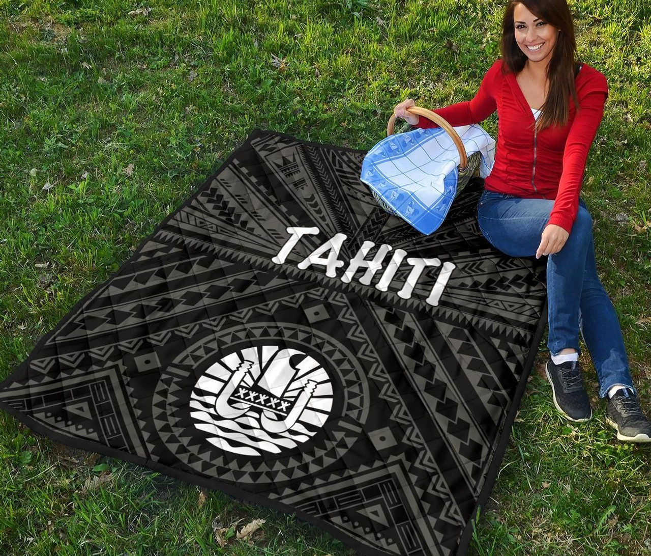 Tahiti Premium Quilt - Tahiti Seal In Polynesian Tattoo Style (Black) 6