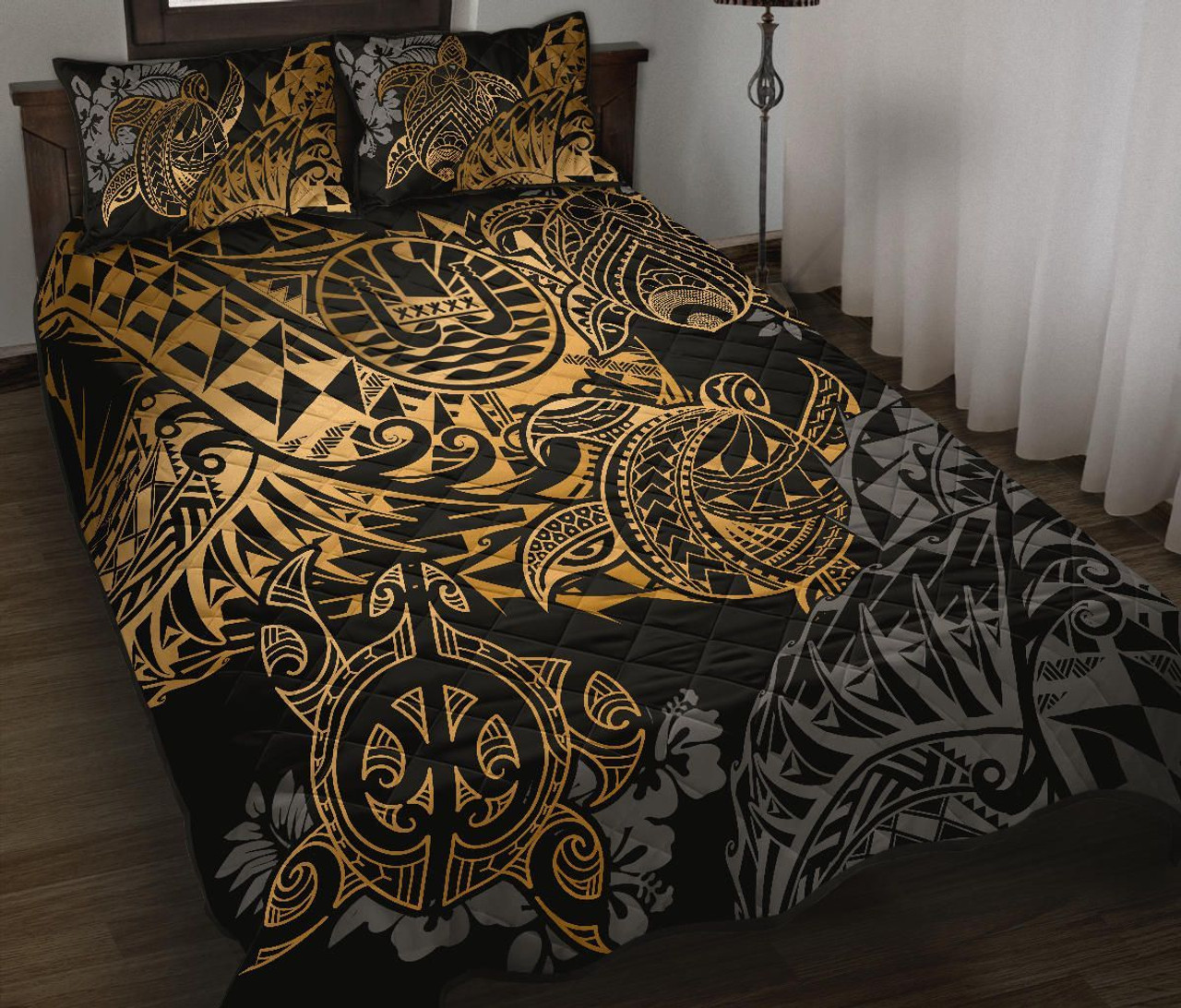 Tahiti Polynesian Quilt Bed Set - Gold Turtle Hibiscus Flowing 1