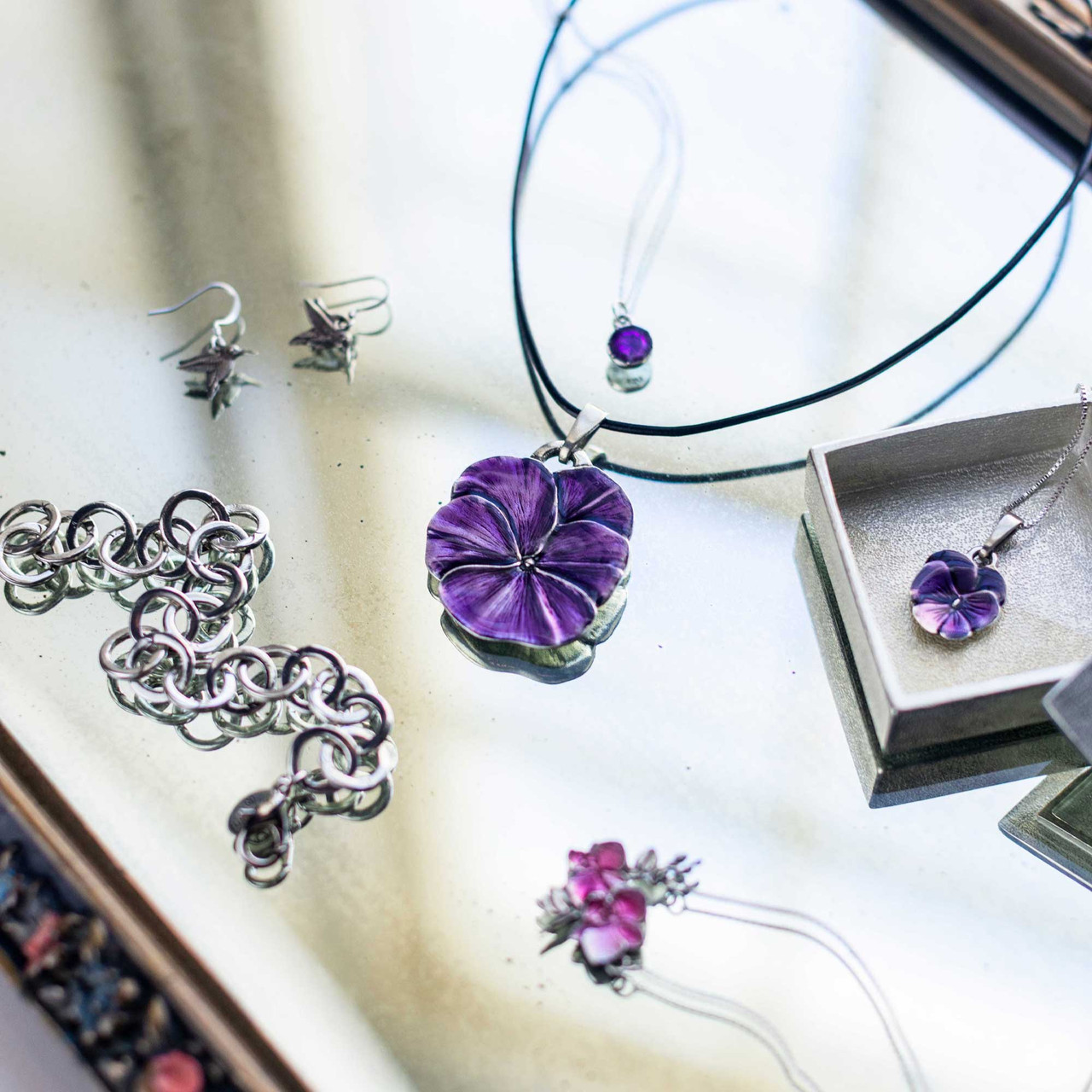 バーナーワークベネチアンネックレス・バイオレット Pansy / Purple Corded Necklace - Danforth Pewter - Made in USA
