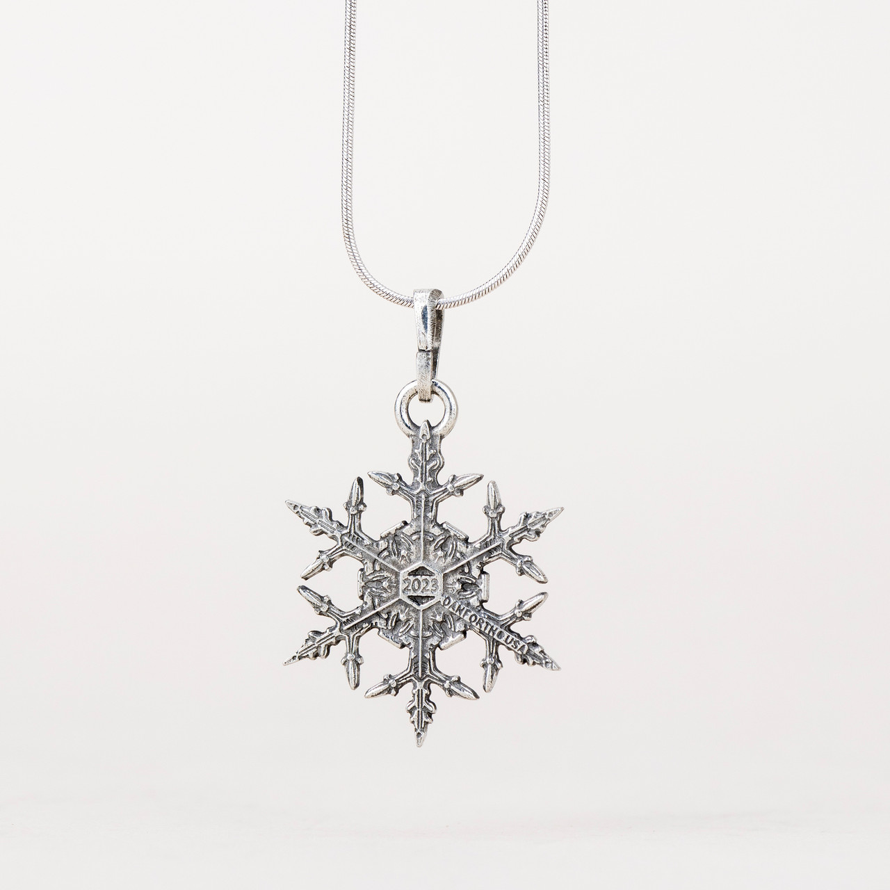 ネックレス・ペンダント Monday Edition _ FHL Necklace 3/8 CT. T.W. Diamond Five Stone Flower Necklace in 10K White