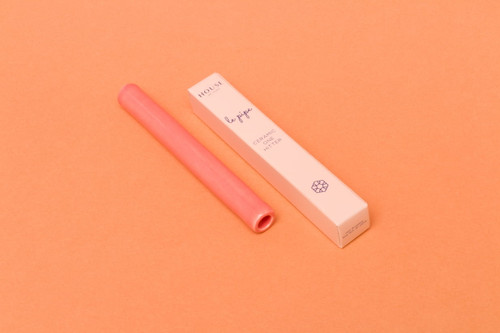 Our slim one hitter pipe has an elongated silhouette that makes your smoke feel as chic as you.