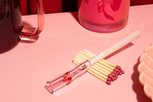 Our sophisticated new Soho Cigarette Holder will give your smoke a dash of downtown sophistication.