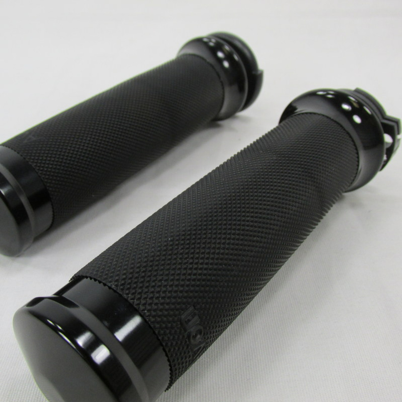 ファッションシーンで話題のこれから流行るブランド12選 - Grips Rubber Knurled Black 1” AVON® Single Cable Dual Or パーツ