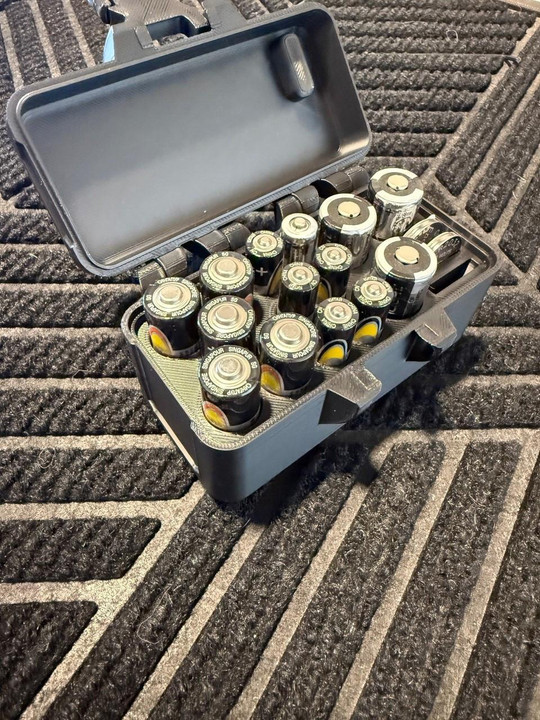battery compartment on tactical police heavy duty 3w rechargeable flashlight KunHe 3D Cell LED Flashlights Large Aluminum Zoomable High Lumens-1000 LM Powered Flashlight- Big for Home Emergency Power Outages Camping Car Use the FlexiSensa switch to toggle between white light Elite Force Tactical Heavy Duty
