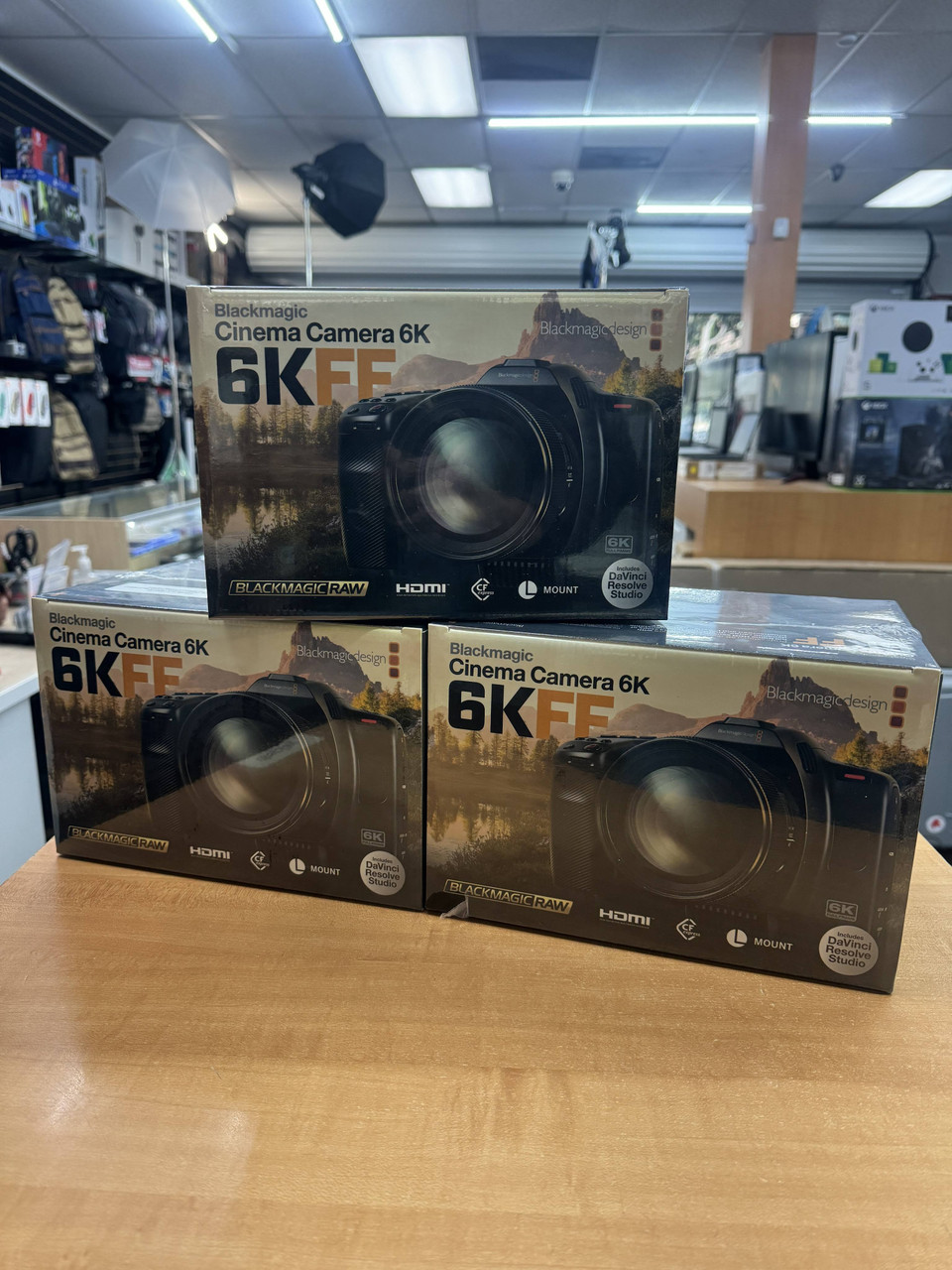 Blackmagic : Amazon.com 本体 FF 6K Camera Cinema Blackmagic Design Sensor Frame (Full 6K Camera Cinema ビデオカメラ