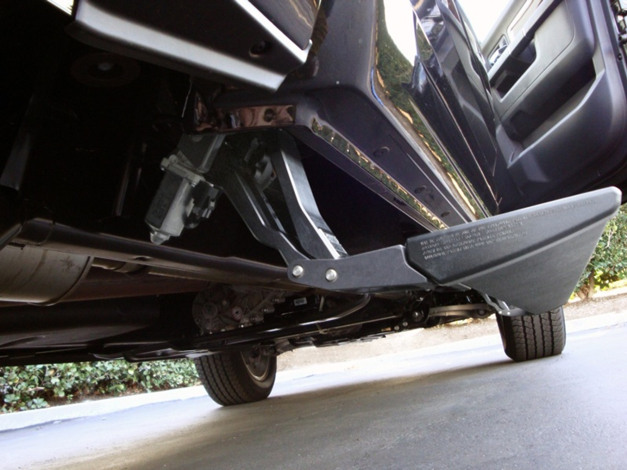 AMP Research 2013-2015 Dodge Ram 1500/2500/3500 All Cabs PowerStep Plug N Play - Black - 76138-01A
