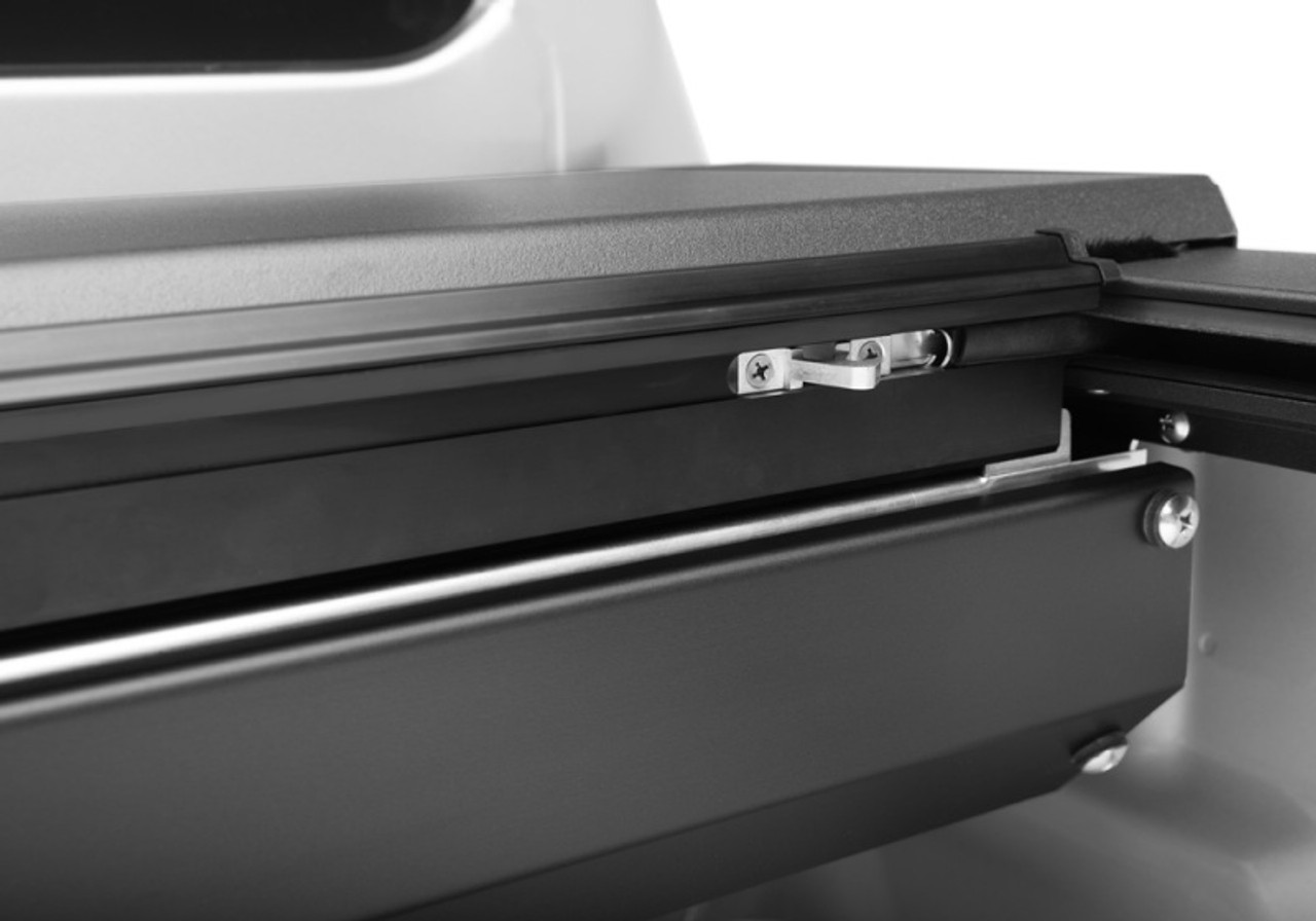 Roll-N-Lock 2022 Nissan Frontier Crew Cab (58.6in. Bed) M-Series Retractable Tonneau Cover - LG845M