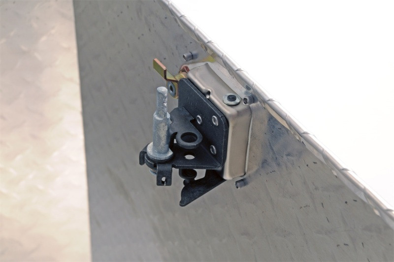 Deezee Universal Tool Box - Specialty Large Triangle BT Alum - DZ91717