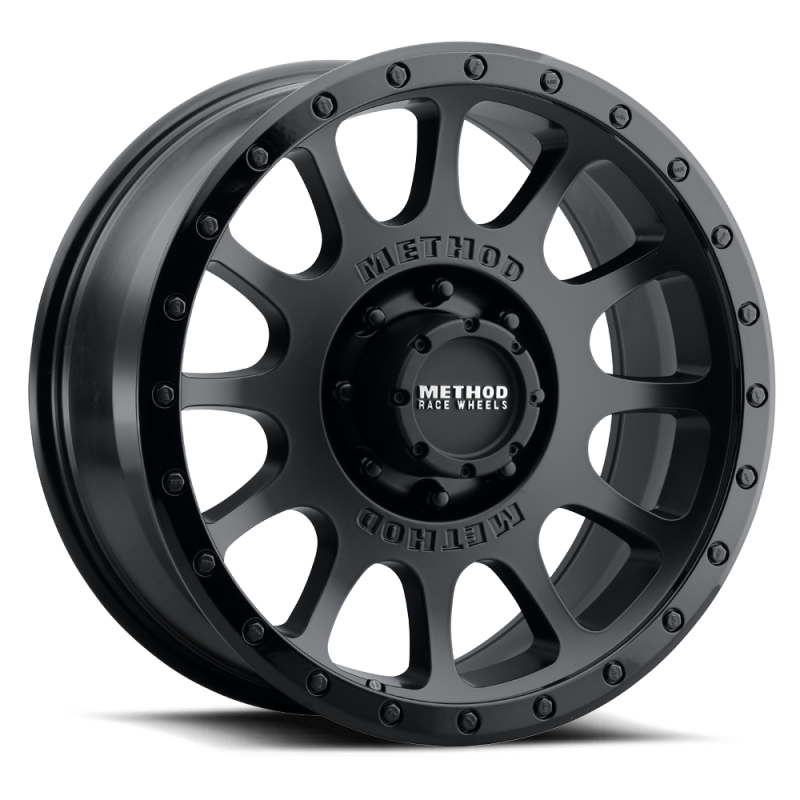 Method MR305 NV 18x9 18mm Offset 8x170 130.81mm CB Matte Black/Gloss Black Lip Wheel - MR305890871018 Photo - Close Up