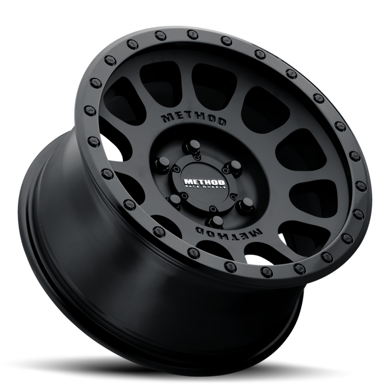 Method MR305 NV 18x9 18mm Offset 8x170 130.81mm CB Matte Black/Gloss Black Lip Wheel - MR305890871018 Photo - Close Up