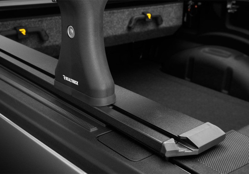 Retrax 19-26 RAM 1500 6.4ft Bed (No Multifunction Tailgate) RetraxPRO EZ-Off FRC-4000 - R-T-80245 Photo - Close Up