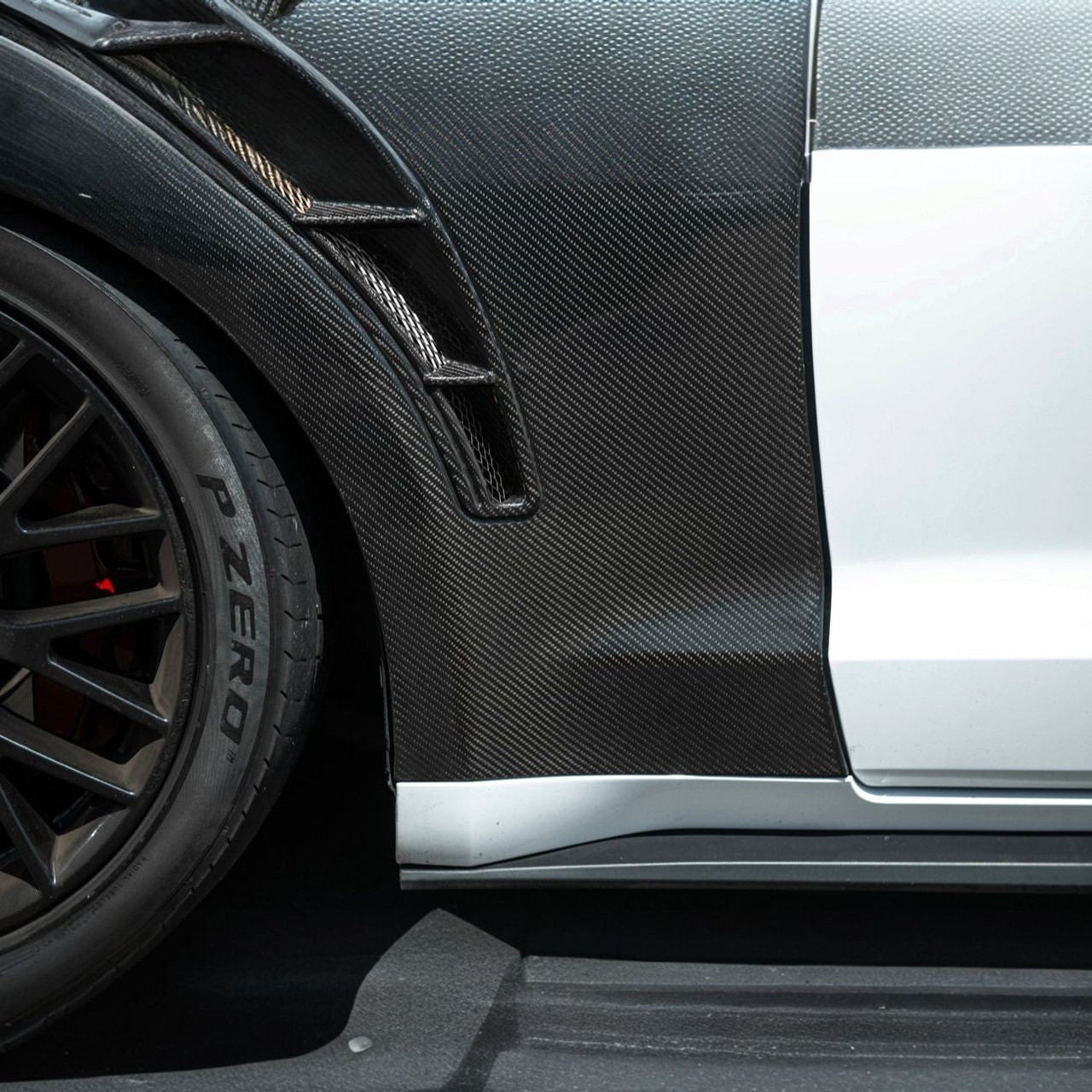 EOS Carbon Fiber Vented Fenders GT500 Style - 18-23 Ford Mustang (FENDER-1379-BKCF)