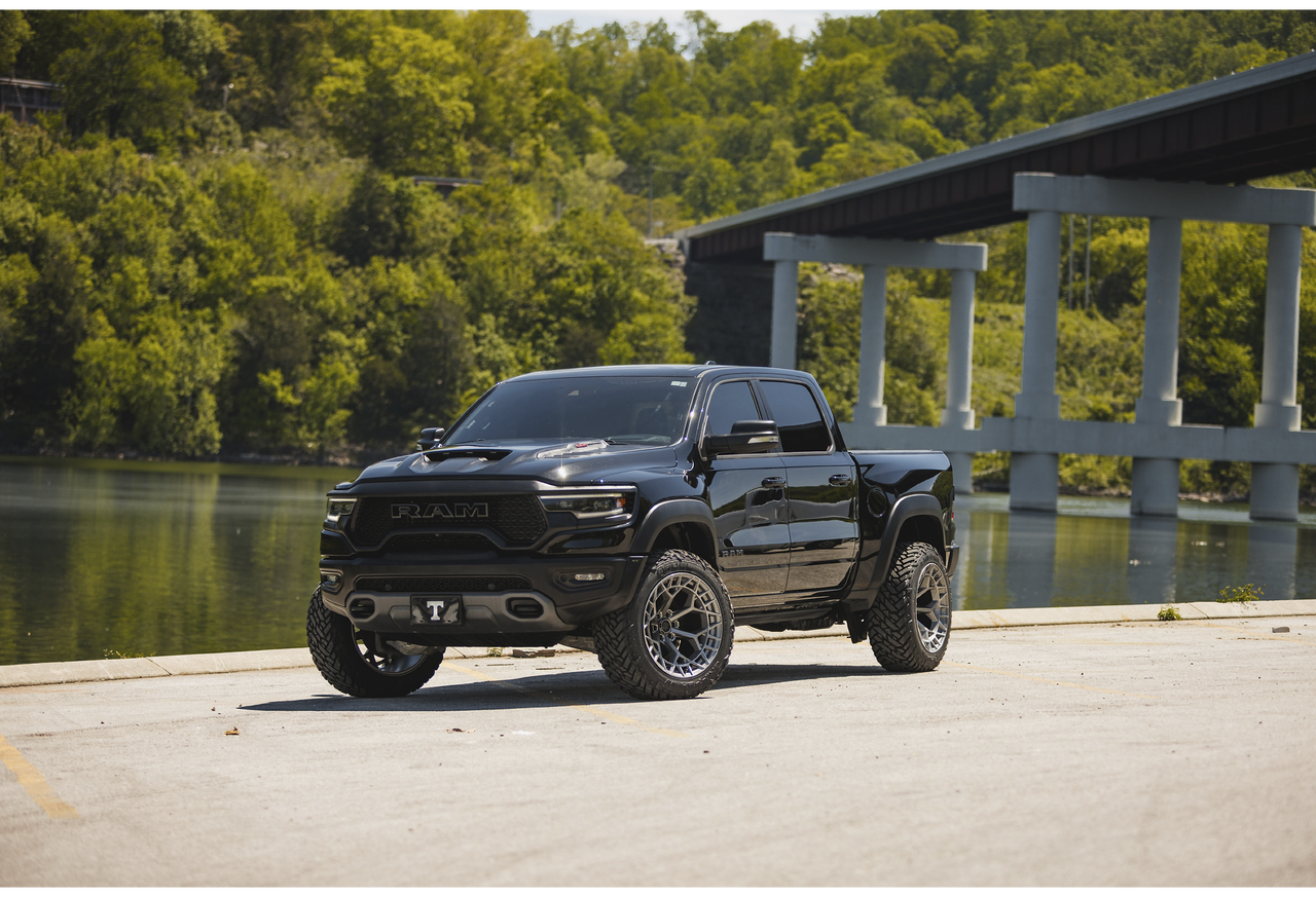 Fuel Charger Wheel 17x9 / 6x135 / +1 Offset / Gloss Black Brushed Dark Tint