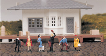 Bachmann 42330 HO Scale Waiting Passengers