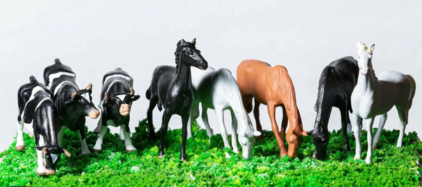 Rock Island Hobby RIH061301 O Scale 8 Pre-Painted Cows and Horses