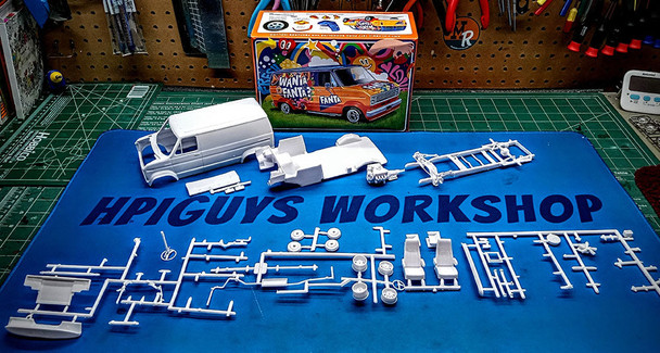 AMT 1471 1:25 Scale 1977 Ford Custom Van Fanta Collectible Plastic Model Kit