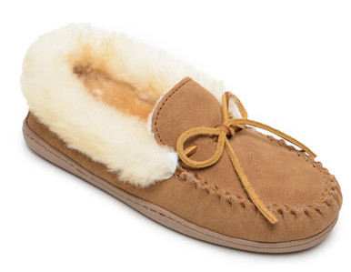 minnetonka women's alpine sheepskin moc