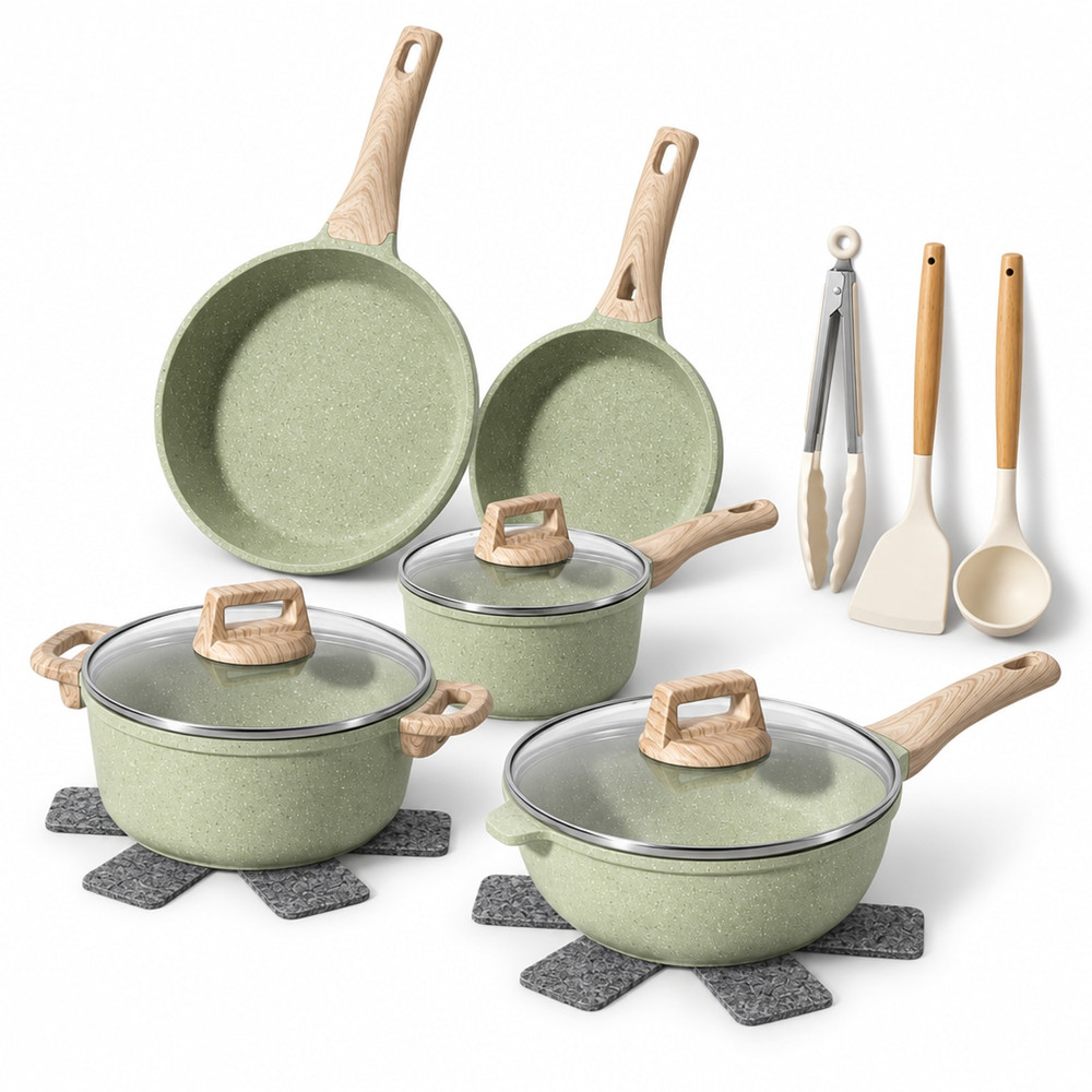Batería de cocina verde salvia: dos sartenes, cazo, cacerola y wok con tapas, utensilios crema y dos fieltros grises