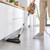 Aspiradora escoba con cable Adler AD 7036 limpiando el suelo bajo los muebles de la cocina