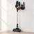 Aspiradora Adler AD 7048 colgada en su soporte de pared con los accesorios