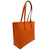 Bolso shopper de piel auténtica granulada, vista en uso con correa