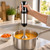Batidora de mano de 800 W triturando crema de verduras dentro de un cazo de acero inoxidable