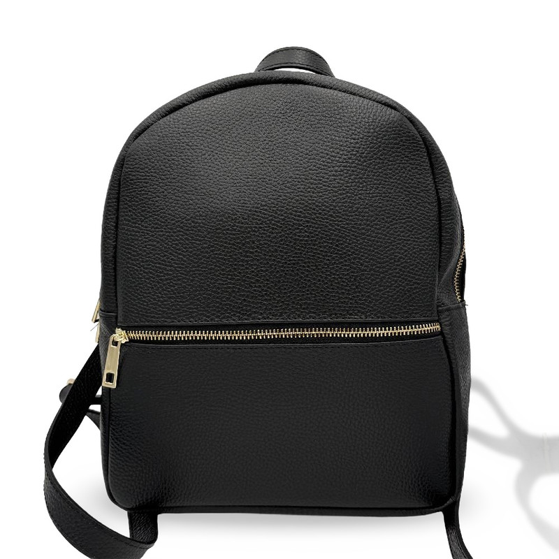 Mochila de piel auténtica granulada con bolsillo frontal en color negro