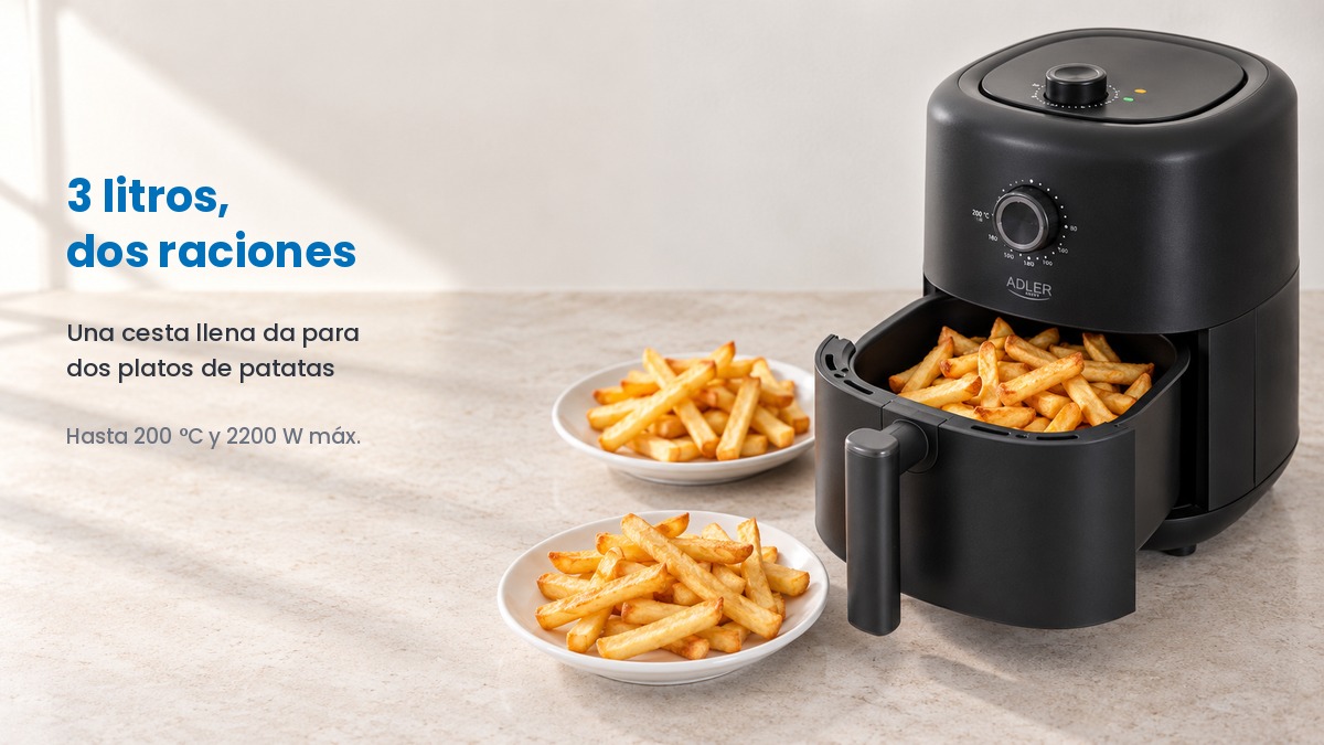 Freidora de aire Adler AD 6310 con el cajón abierto lleno de patatas fritas y dos platos servidos delante