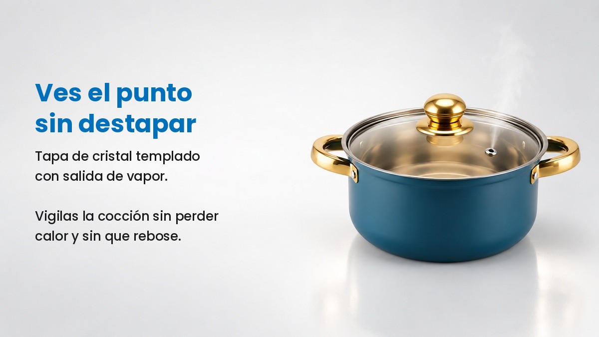 Olla azul con la tapa de cristal puesta y el vapor saliendo por el orificio